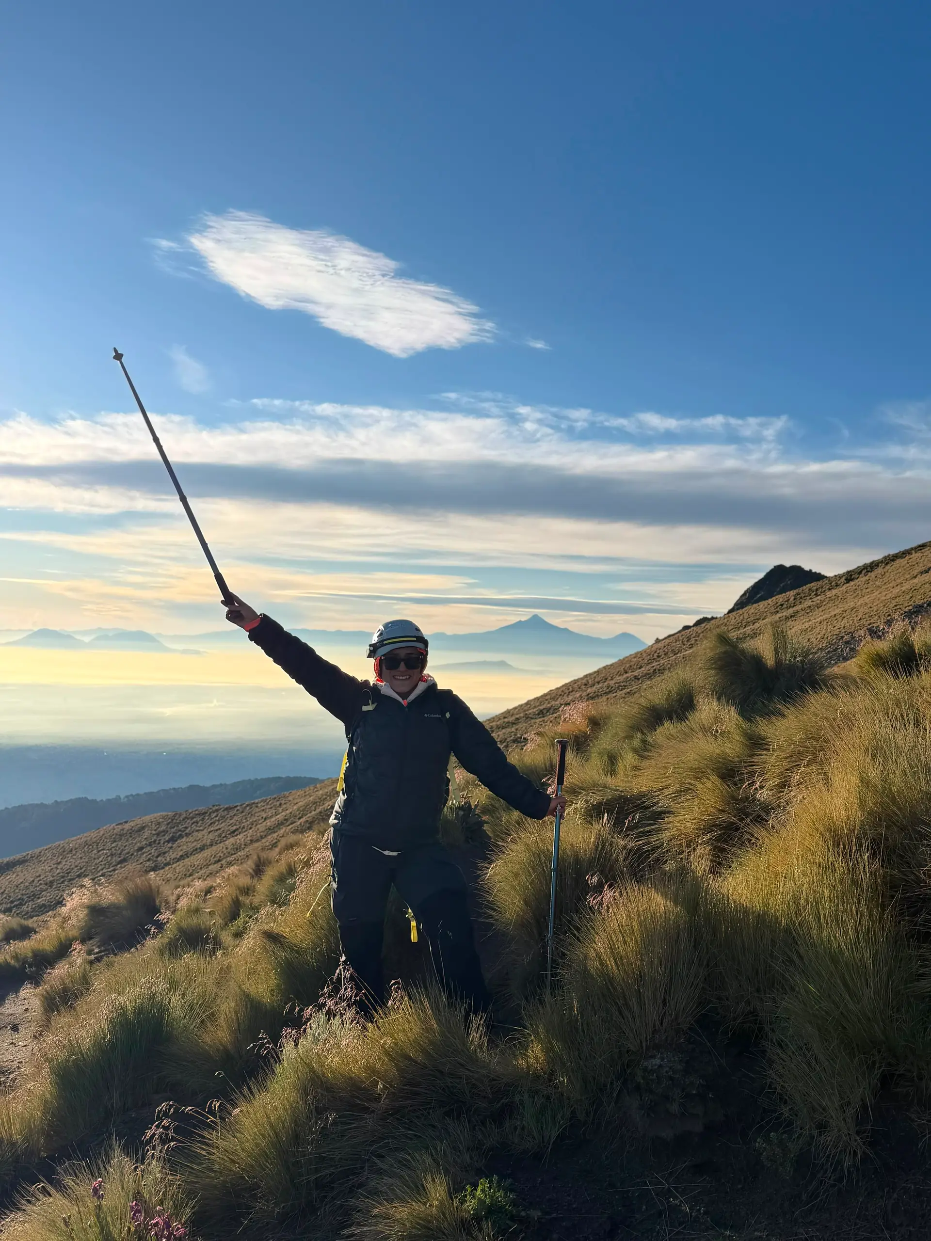 Amanecer en la cumbre de la montaña
