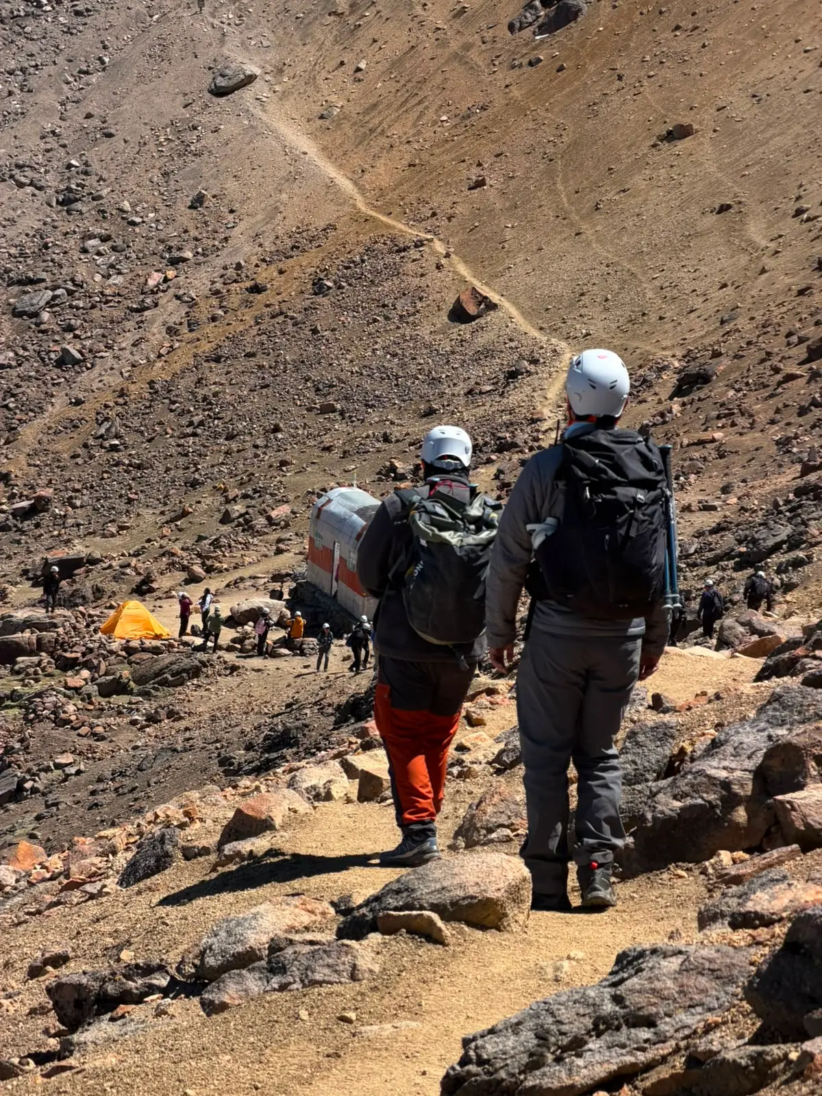 Excursionistas descendiendo hacia el campamento base